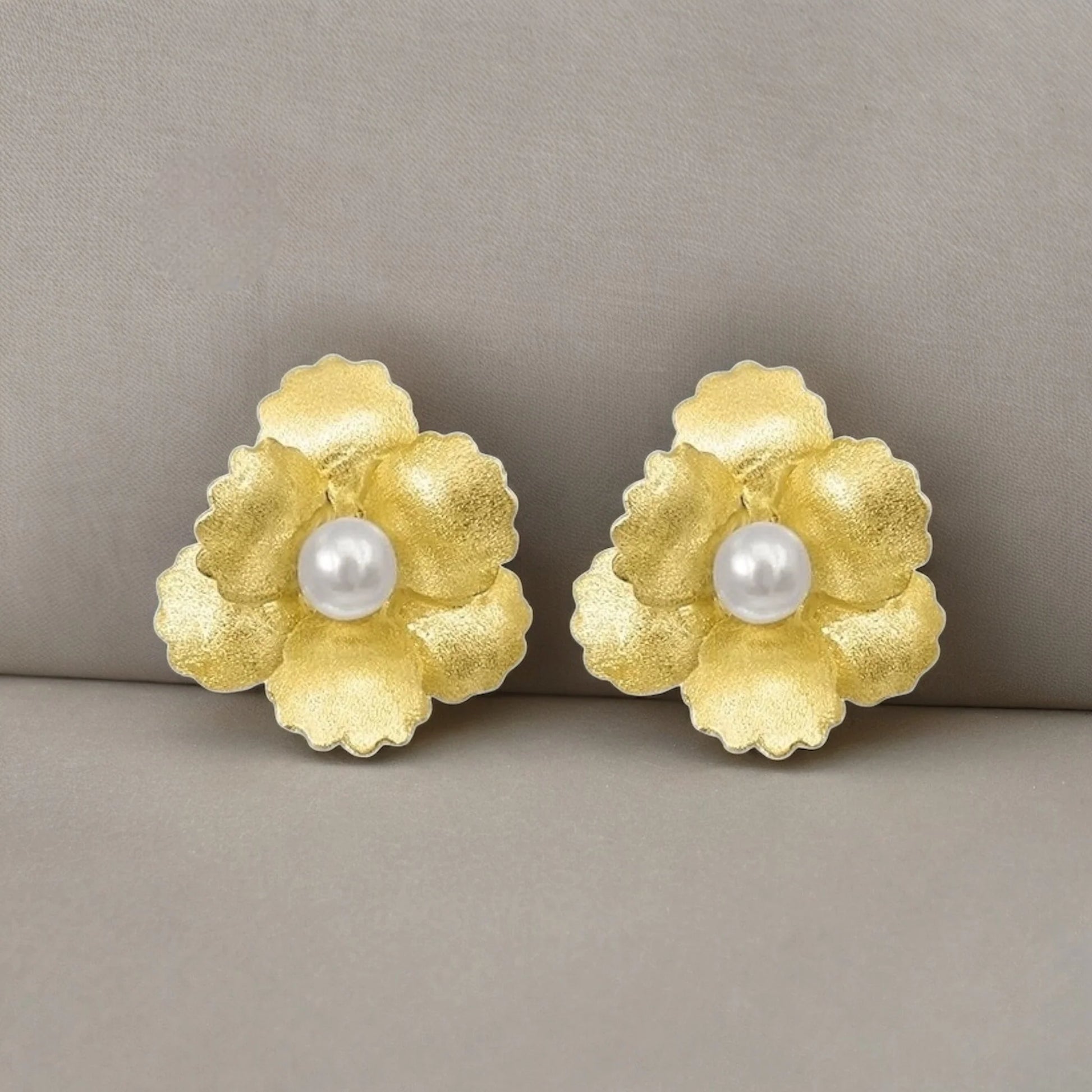 925 Silber Blumen-Ohrstecker, 18K vergoldet, mit Süßwasserperle in der Mitte, handgefertigt in Deutschland