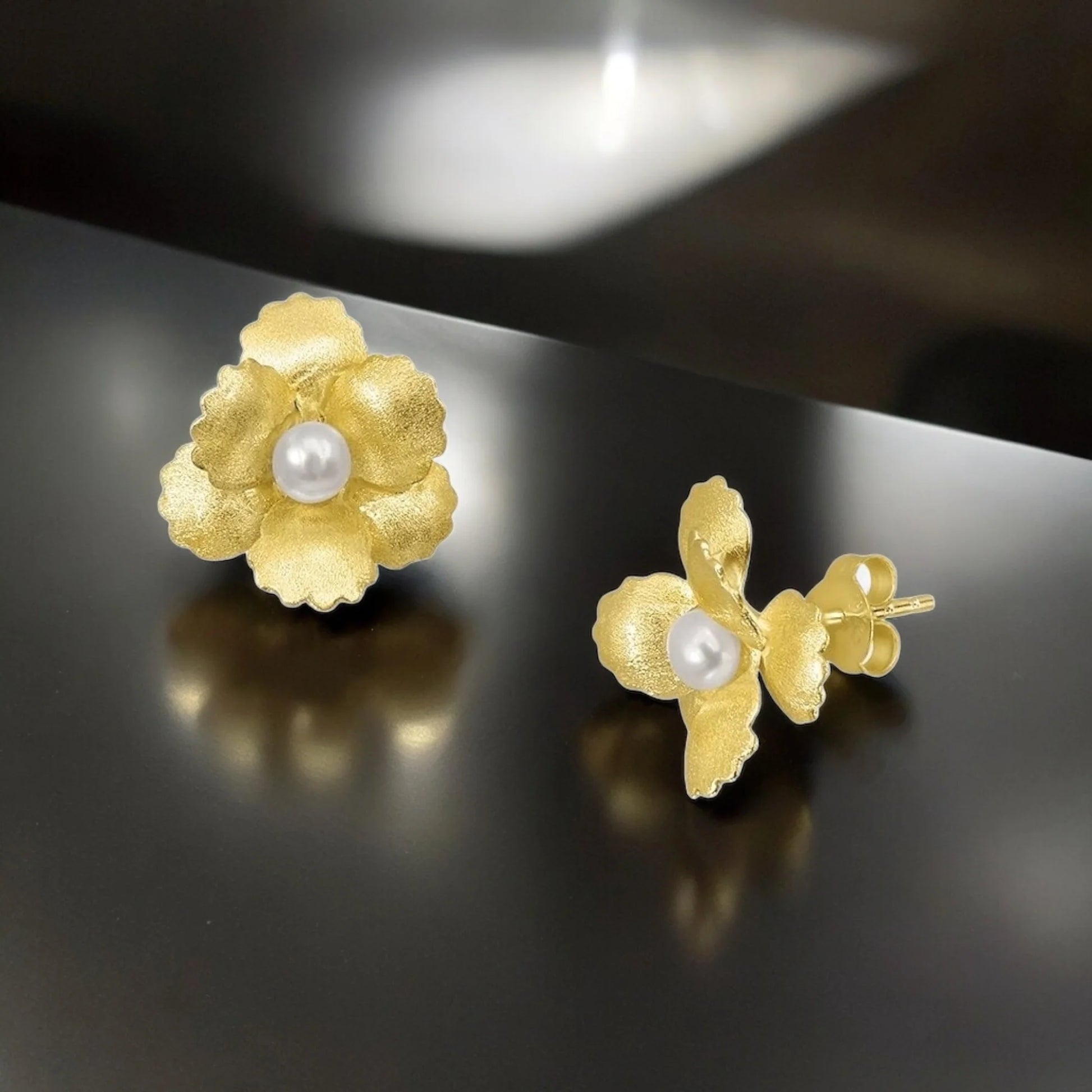 Blumen-Ohrstecker aus 925 Silber, 18K vergoldet, Süßwasserperle im Blütenzentrum