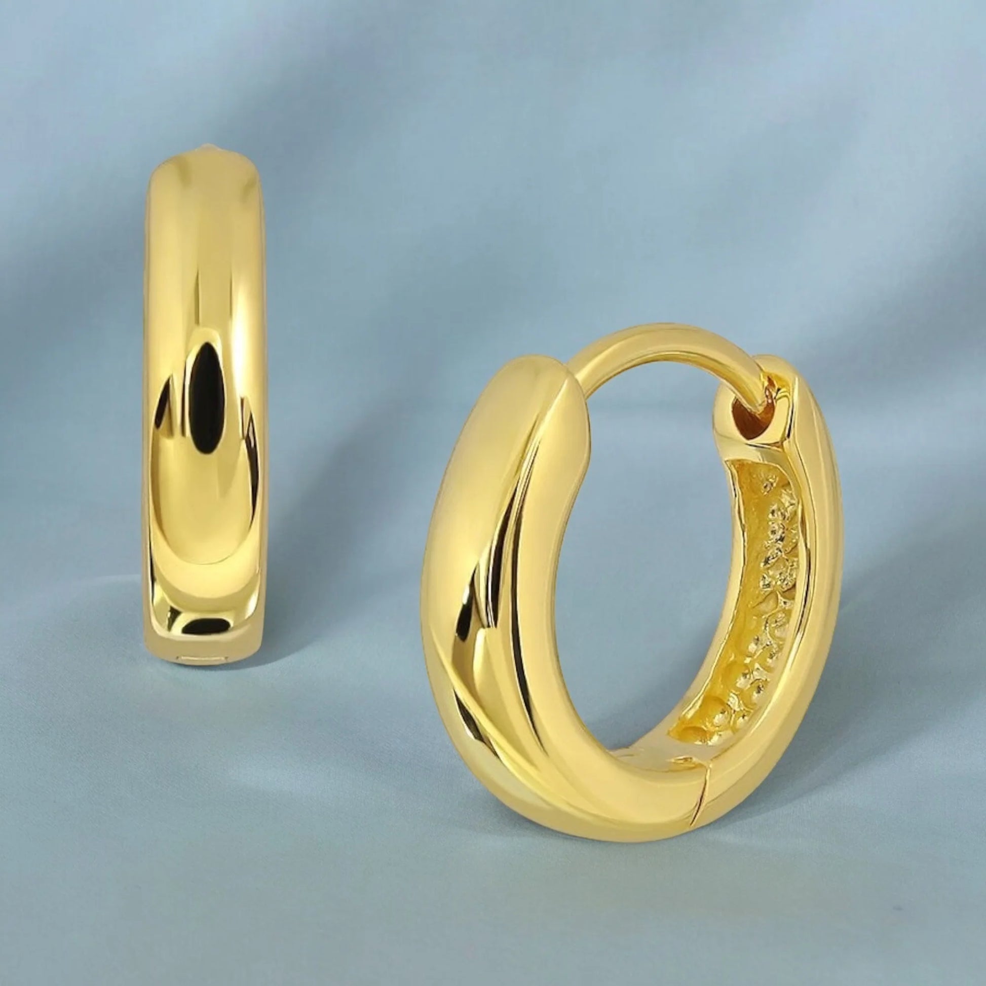 Vergoldete Huggie-Creolen aus 925 Sterling Silber, 18K vergoldet, handgefertigt in Deutschland – zeitloser Glanz.