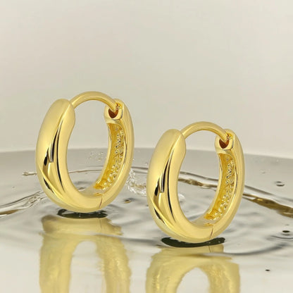 Vergoldete Huggie-Creolen aus 925 Sterling Silber, 18K vergoldet, handgefertigt in Deutschland – zeitlos elegant.