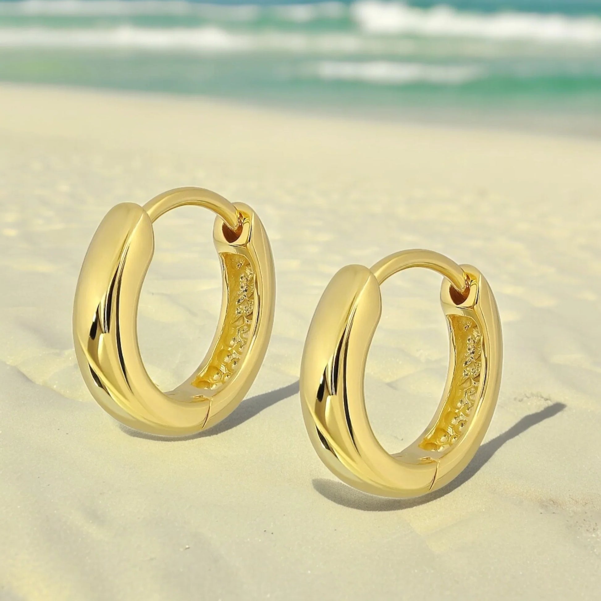 Vergoldete Huggie-Creolen aus 925 Sterling Silber, 18K vergoldet, handgefertigt in Deutschland.