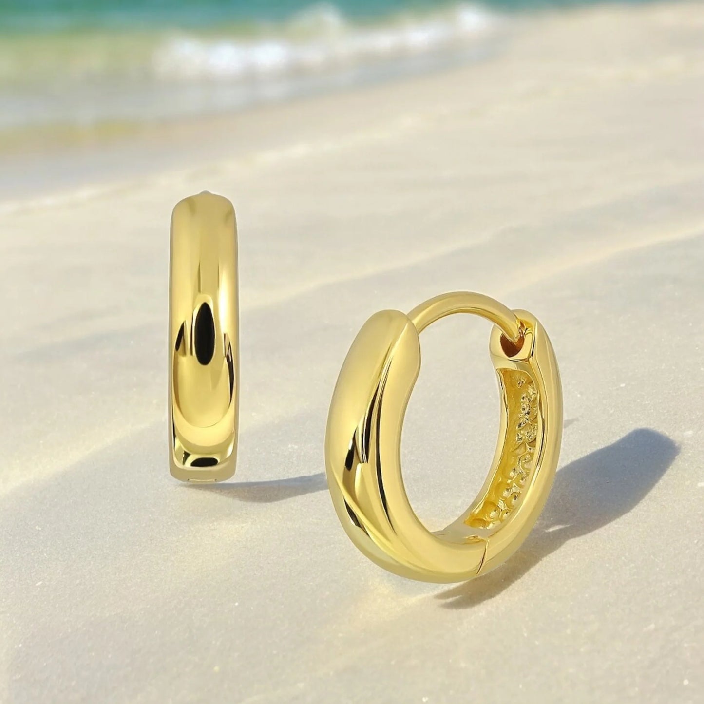 Vergoldete Huggie-Creolen aus 925 Sterling Silber, 18K vergoldet, handgefertigt in Deutschland – zeitlose Eleganz