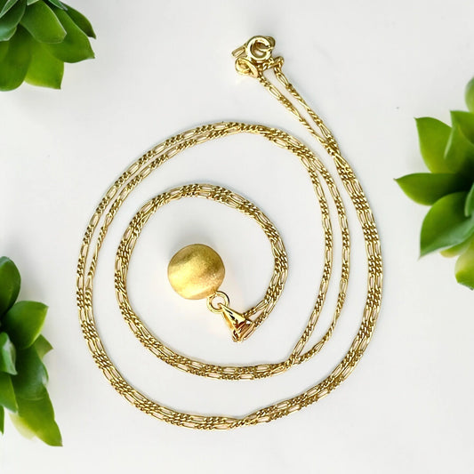 Vergoldete Silberkette mit Kugel-Anhänger von MadamLili – 18K Gold plattiert, 925 Silber.