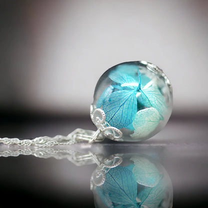Silberkette mit Hortensienblüten Glaskugel Anhänger – MadamLili, blaue Hortensien im Glasball.