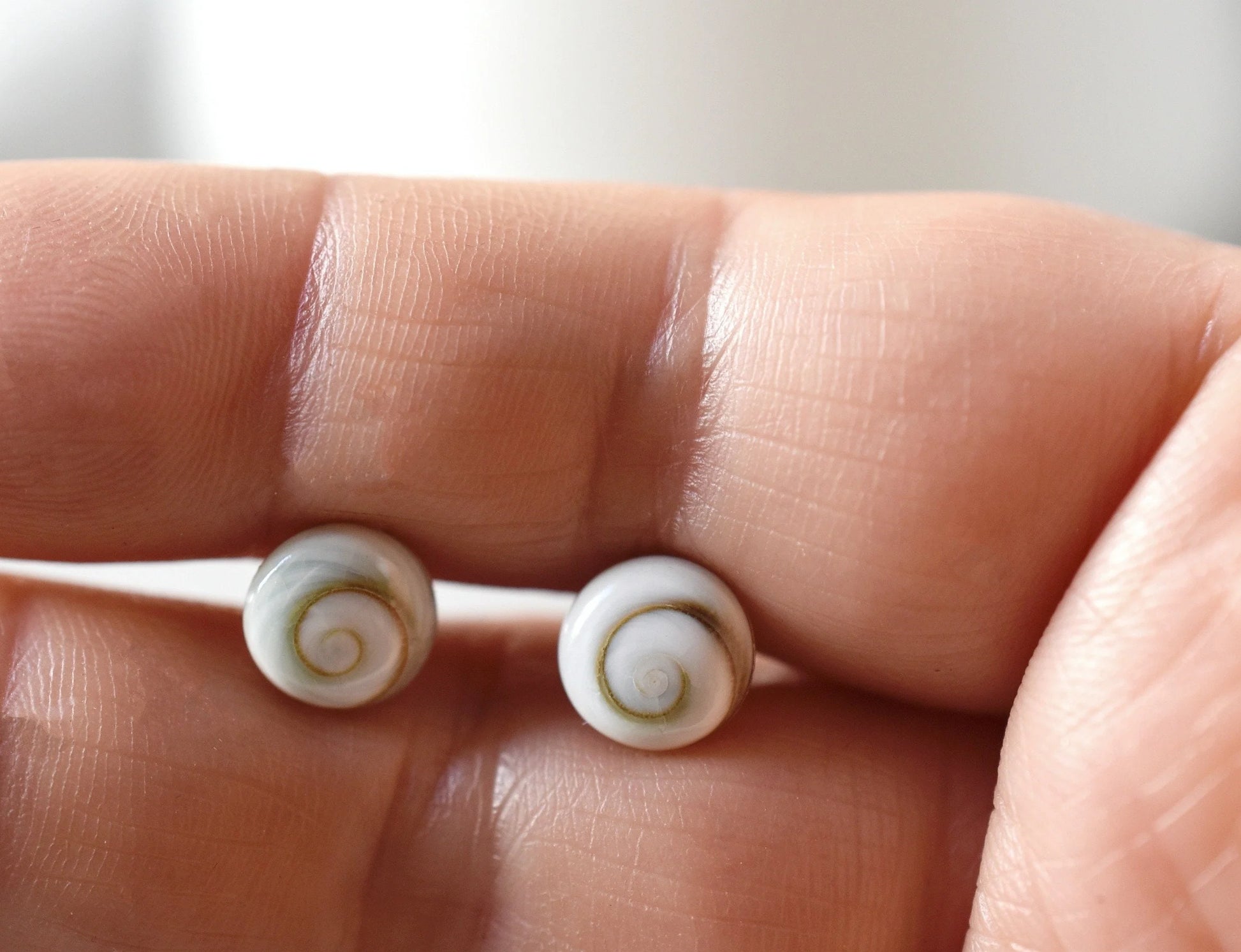 Muschel Ohrstecker aus 925er Silber mit Shiva Eye Muscheln, runde weiße Scheiben mit goldbrauner Spirale