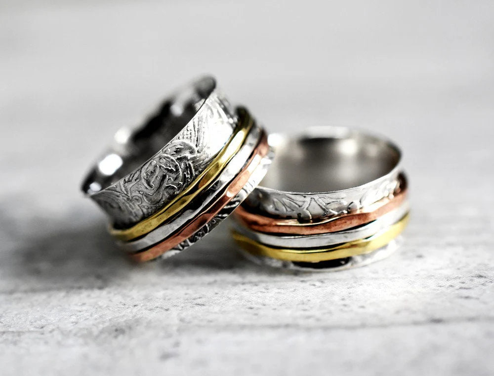 Floraler Meditationsring aus 925 Silber von MadamLili – handgefertigte, geblümte Silberringe mit Gold-Akzenten