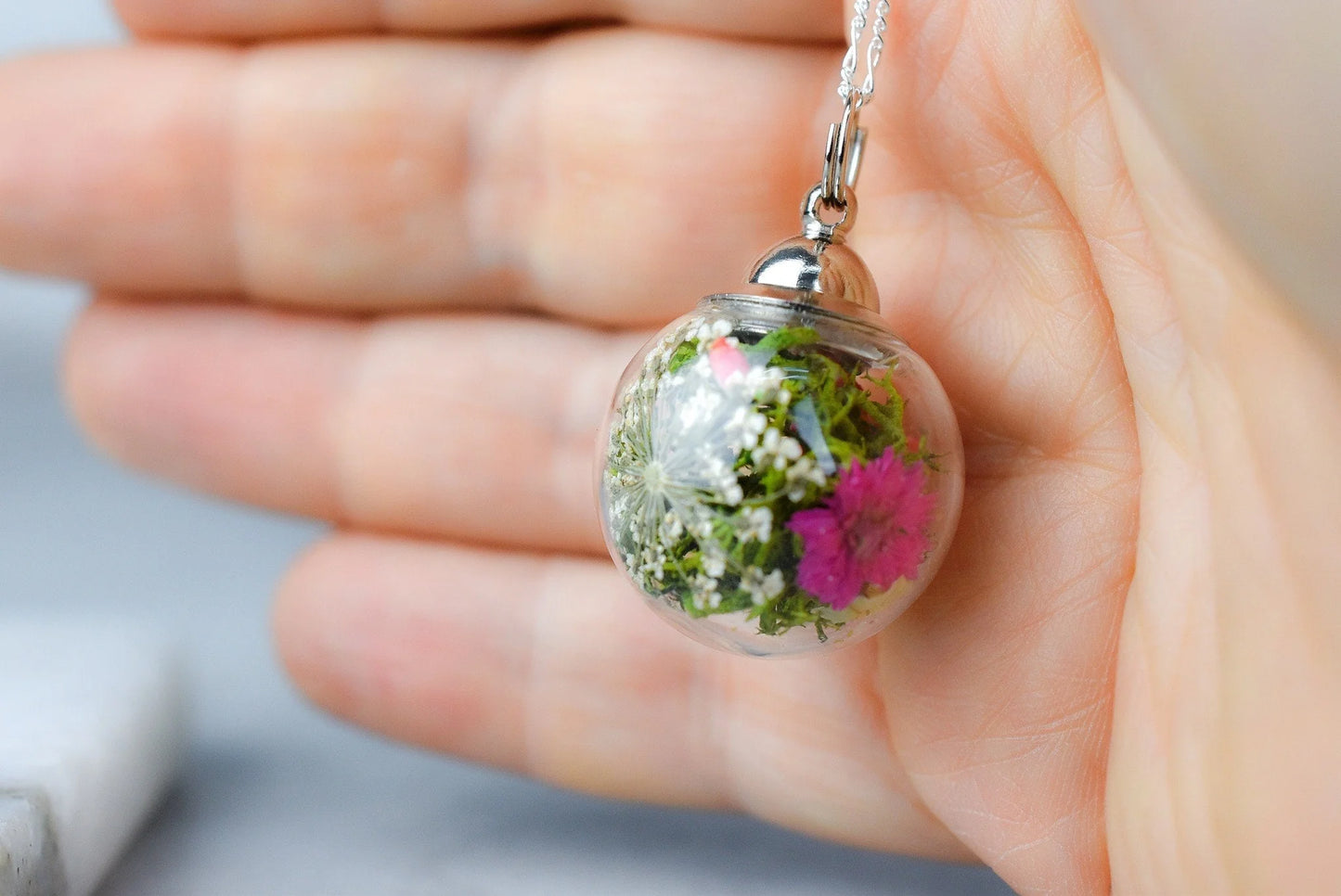 Silberkette mit Chrysantheme-Anhänger von MadamLili – Glasdom mit getrockneten Blumen