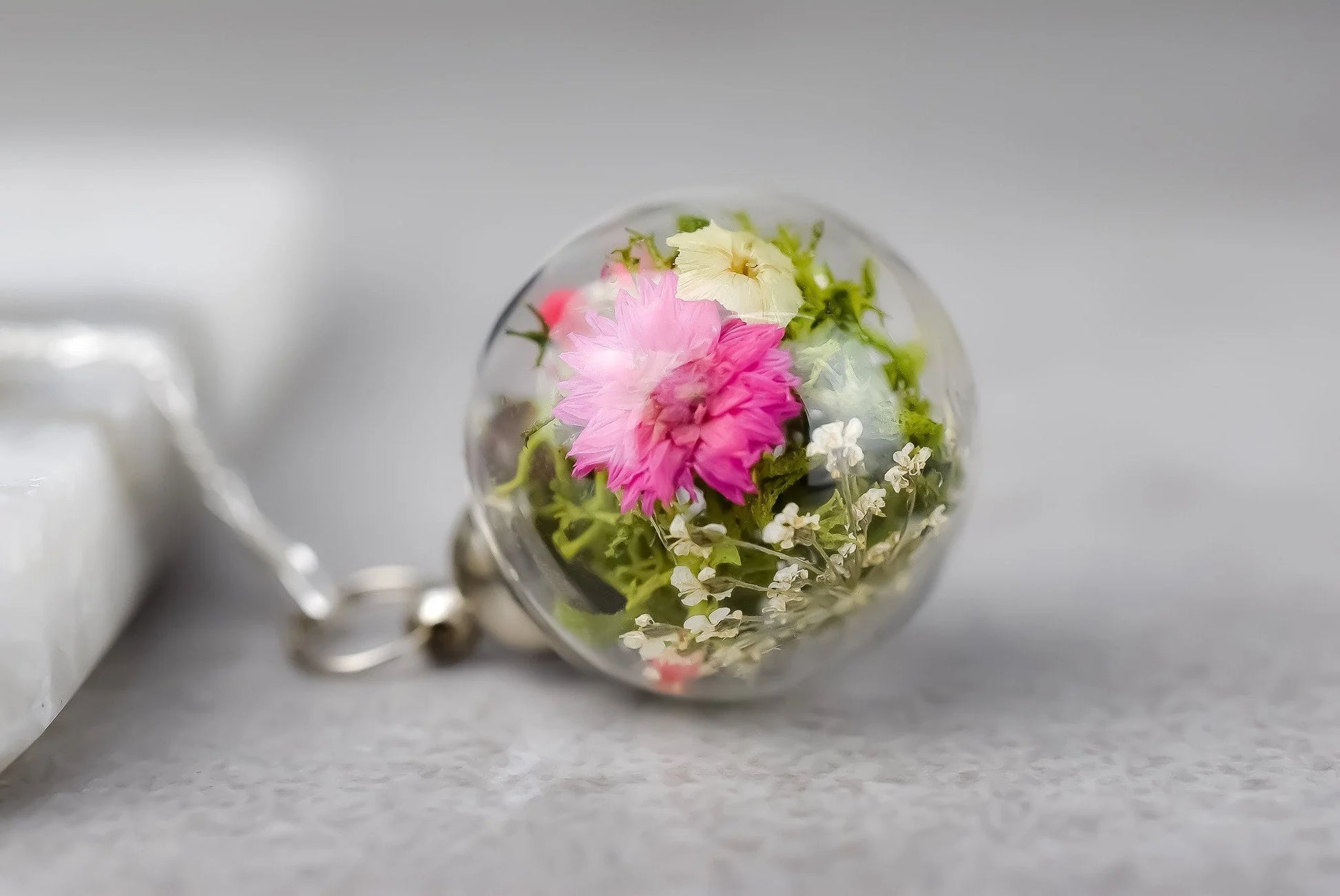 Silberkette mit Chrysantheme-Anhänger – MadamLili Glasball mit getrockneten Blüten