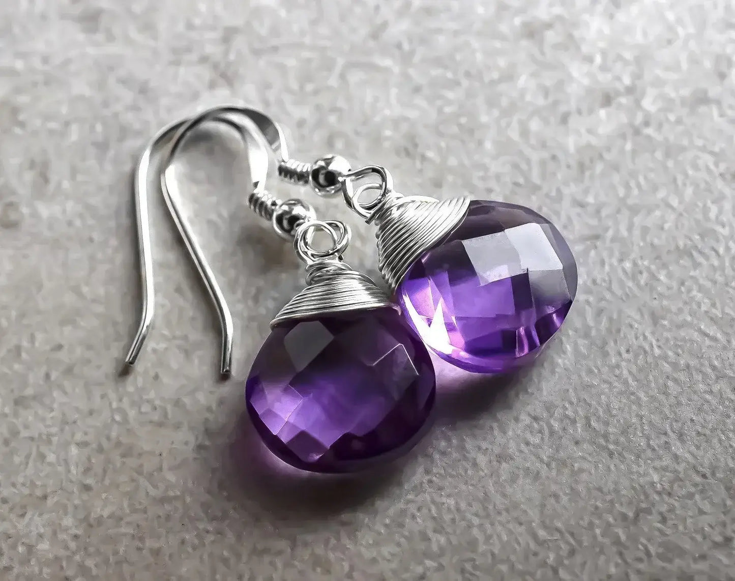 Amethyst-Tropfen Ohrringe aus 925 Sterling Silber, handgefertigte, facettierte violette Amethyst-Tropfen.