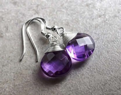 Amethyst-Tropfen Ohrringe aus 925 Sterling Silber, handgefertigte, facettierte violette Amethyst-Tropfen.