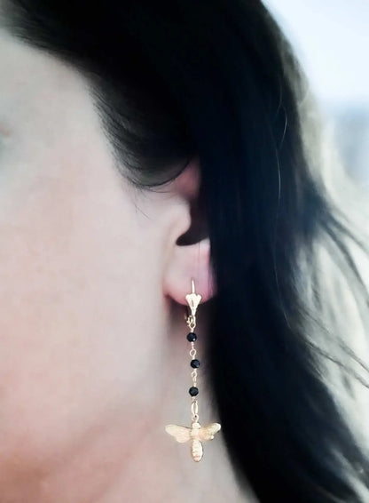 Goldene Bienen-Ohrringe mit schwarzem Onyx, lange Kette mit schwarzen Perlen und Bienen-Anhänger