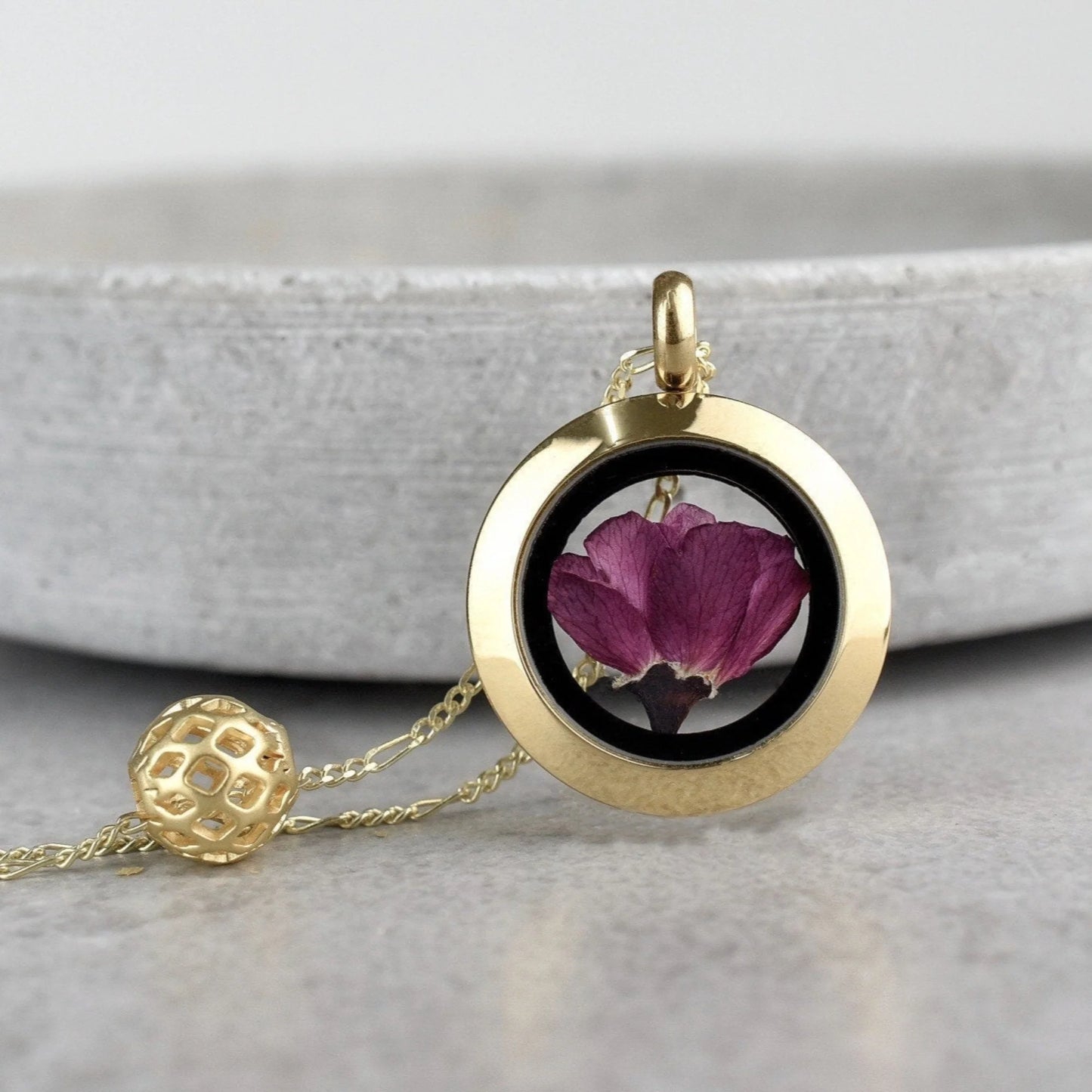 Silberkette vergoldet mit Japanische Kirschblüte Medaillon – MadamLili goldenes Rundmedaillon mit echter Kirschblüte.