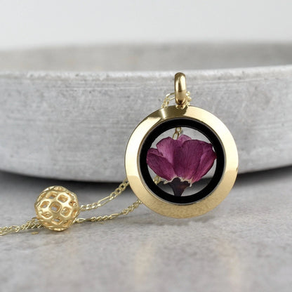 Silberkette vergoldet mit Japanische Kirschblüte Medaillon – MadamLili goldenes Rundmedaillon mit echter Kirschblüte.