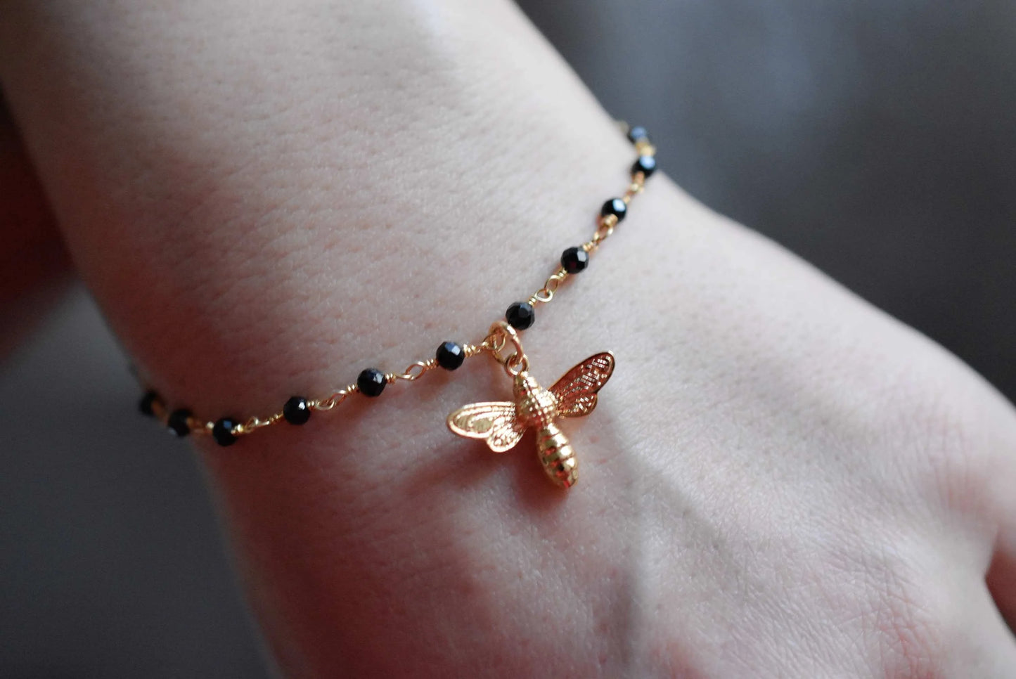 Edelsteinarmband mit zierlichem Bienen Anhänger - Perla d'Oro