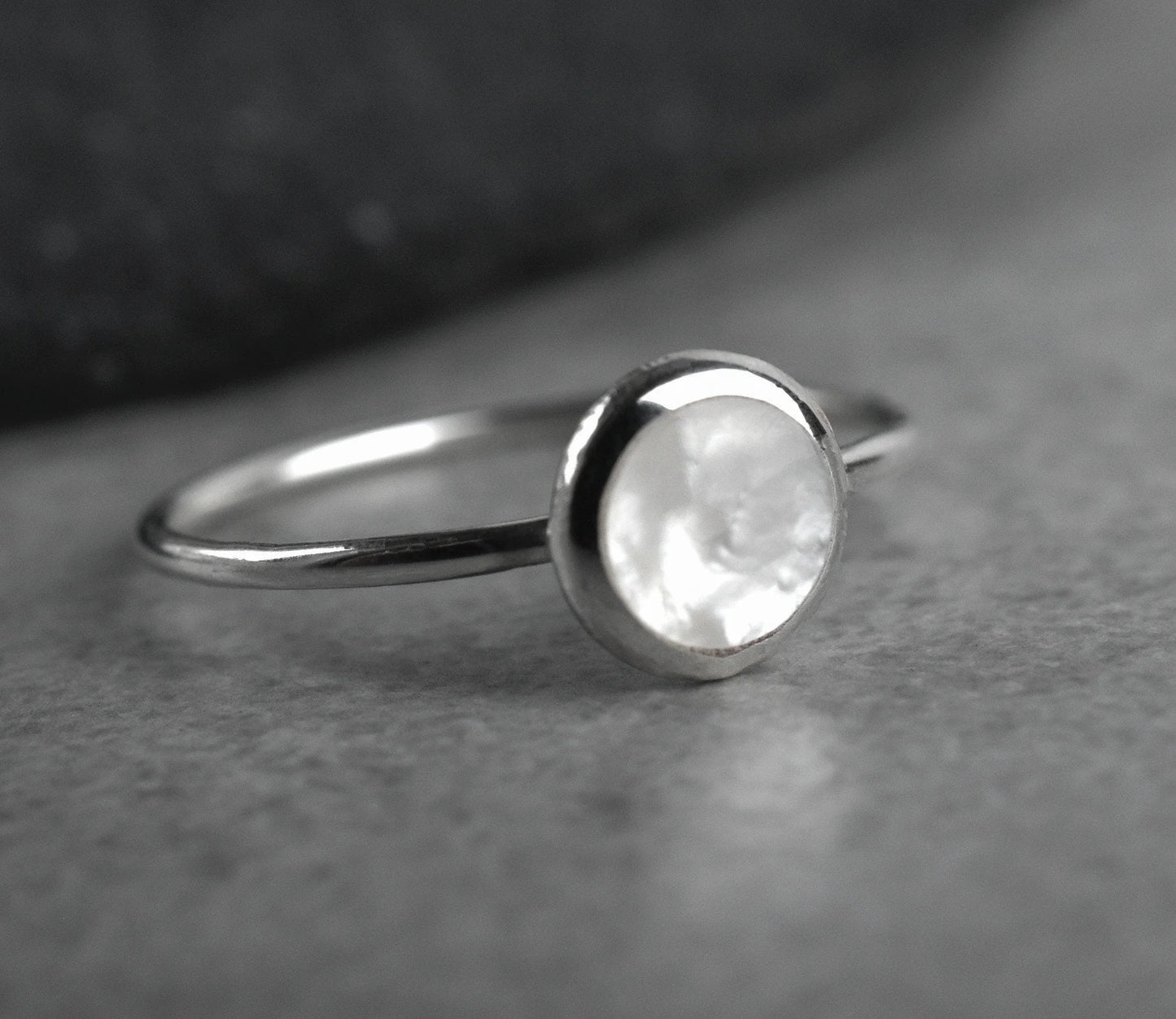 MadamLili Silberring mit rundem Perlmutt – handgefertigter 925 Sterling Silber, minimalistischer maritimer Stil