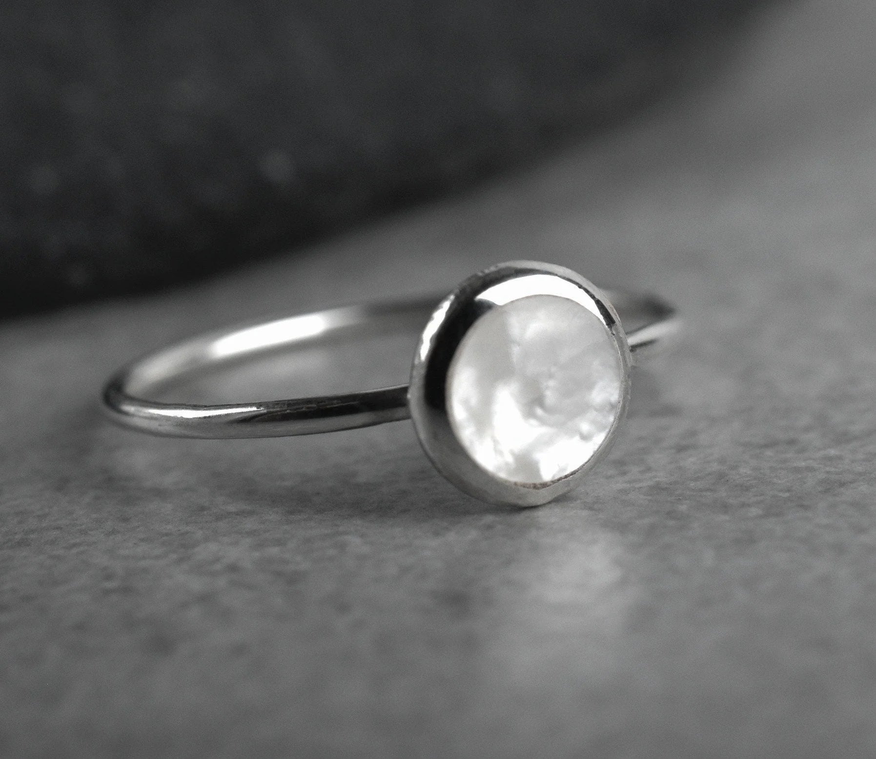 MadamLili Silberring mit rundem Perlmutt – handgefertigter 925 Sterling Silber, minimalistischer maritimer Stil