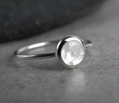 MadamLili Silberring mit rundem Perlmutt – handgefertigter 925 Sterling Silber, minimalistischer maritimer Stil