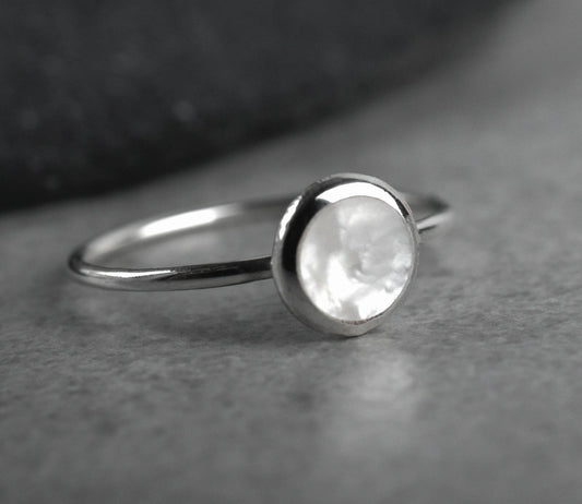 MadamLili Silberring mit rundem Perlmutt – handgefertigter 925 Sterling Silber, minimalistischer maritimer Stil