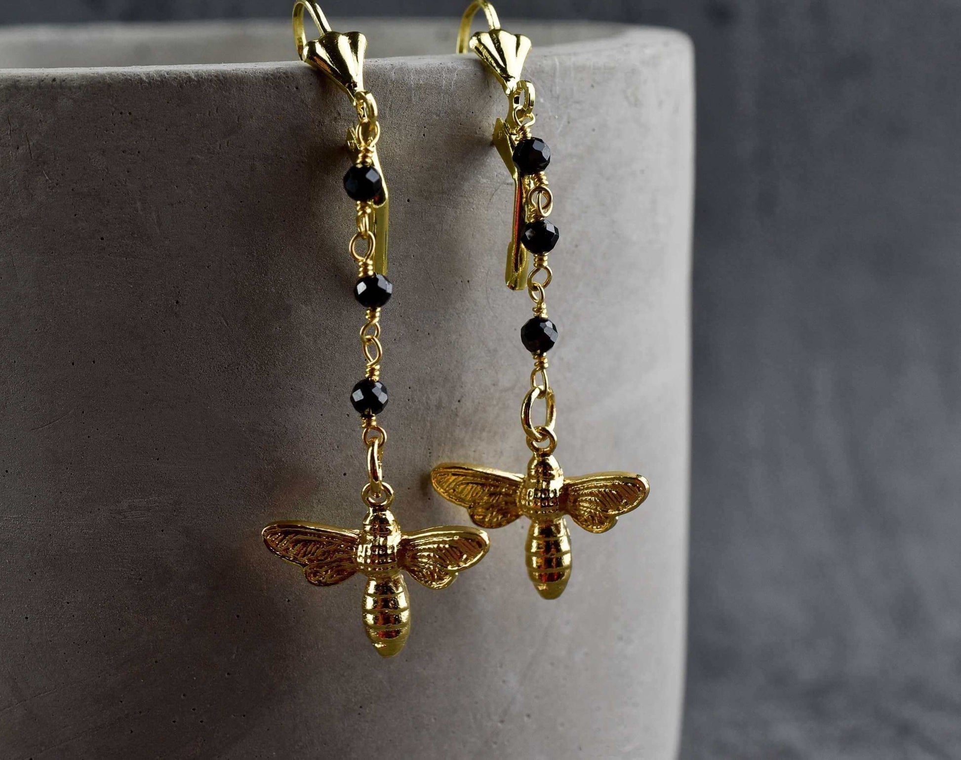 Goldene Bienen-Ohrringe mit schwarzem Onyx – lange Hänger mit facettierten Onyx-Steinen