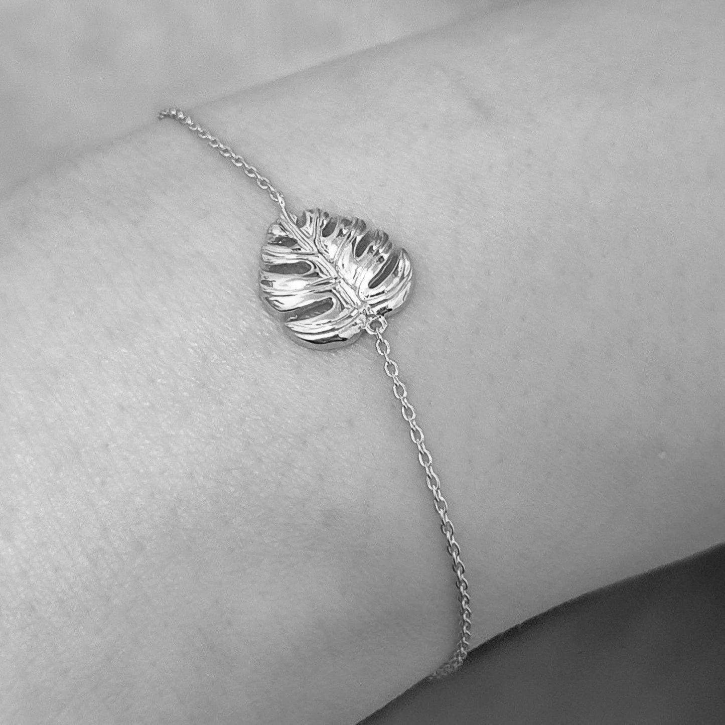 Monstera Blatt Armband - 925 Sterling Silber, filigranes handgefertigtes Monstera-Blatt an feiner Kette von MadamLili
