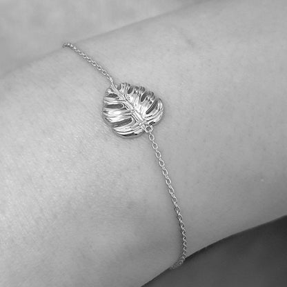 Monstera Blatt Armband - 925 Sterling Silber, filigranes handgefertigtes Monstera-Blatt an feiner Kette von MadamLili