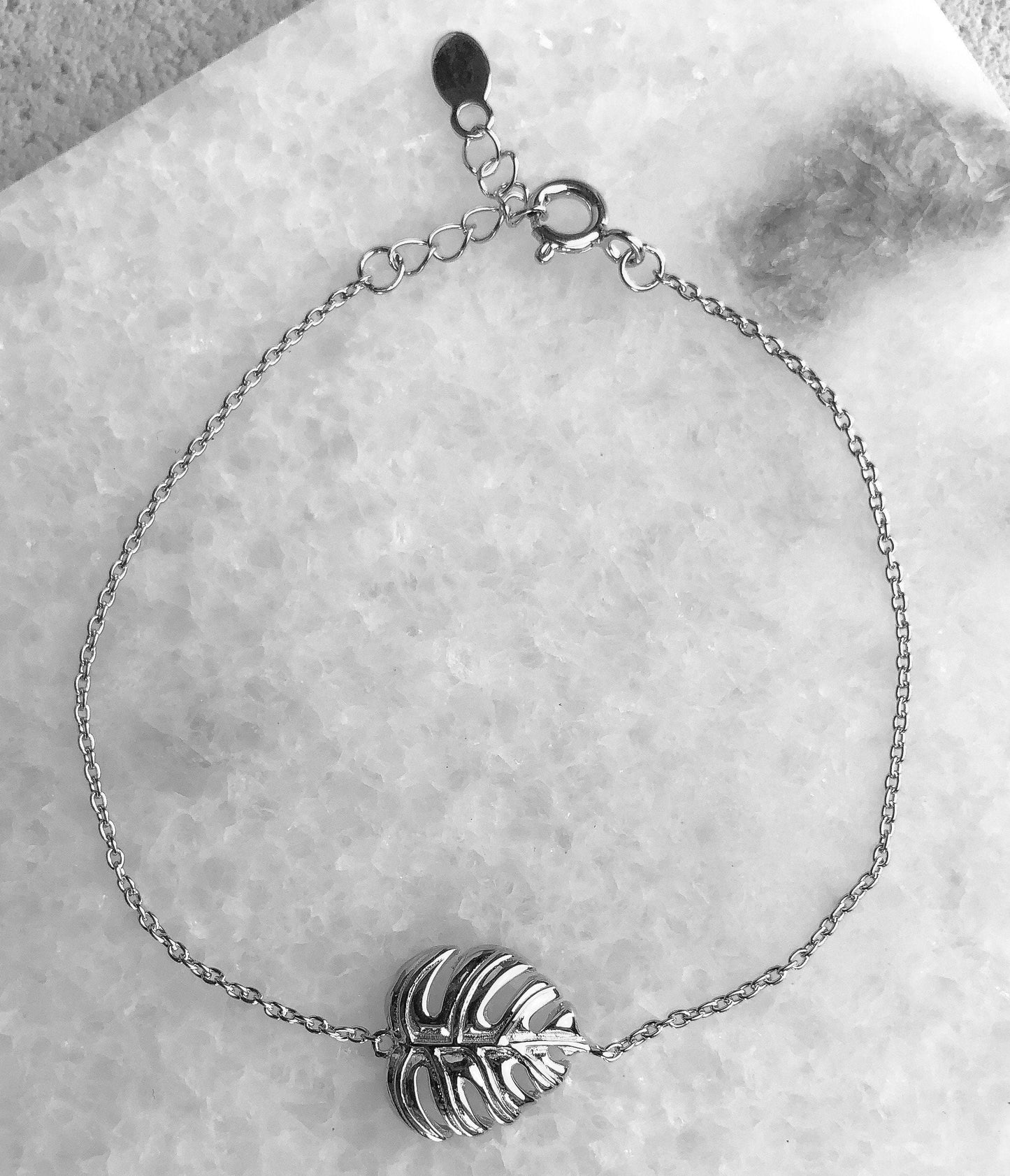 Monstera Blatt Armband - 925 Sterling Silber, filigranes Blattarmband von MadamLili an feiner Kette