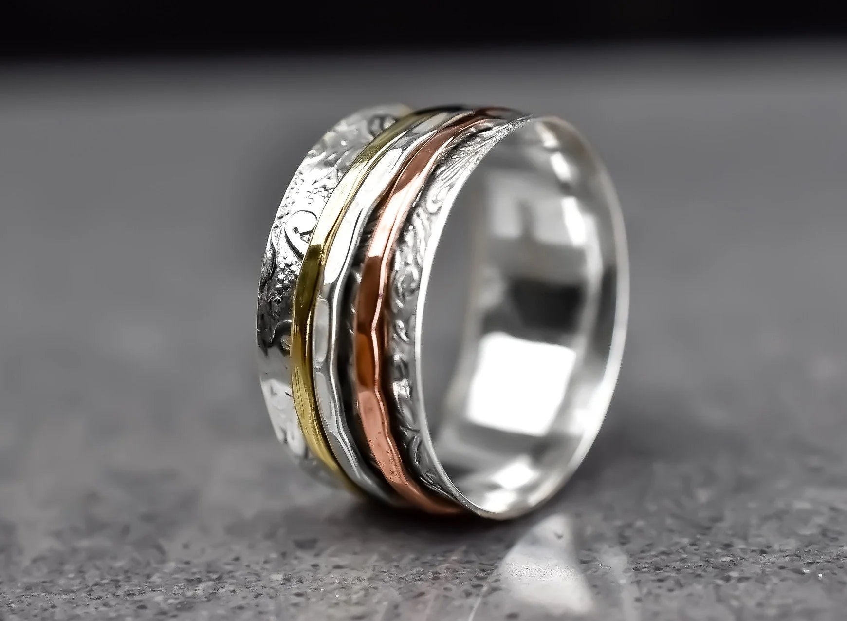 Floraler Meditationsring aus 925 Silber von MadamLili mit gold- und Roségold-Akzenten