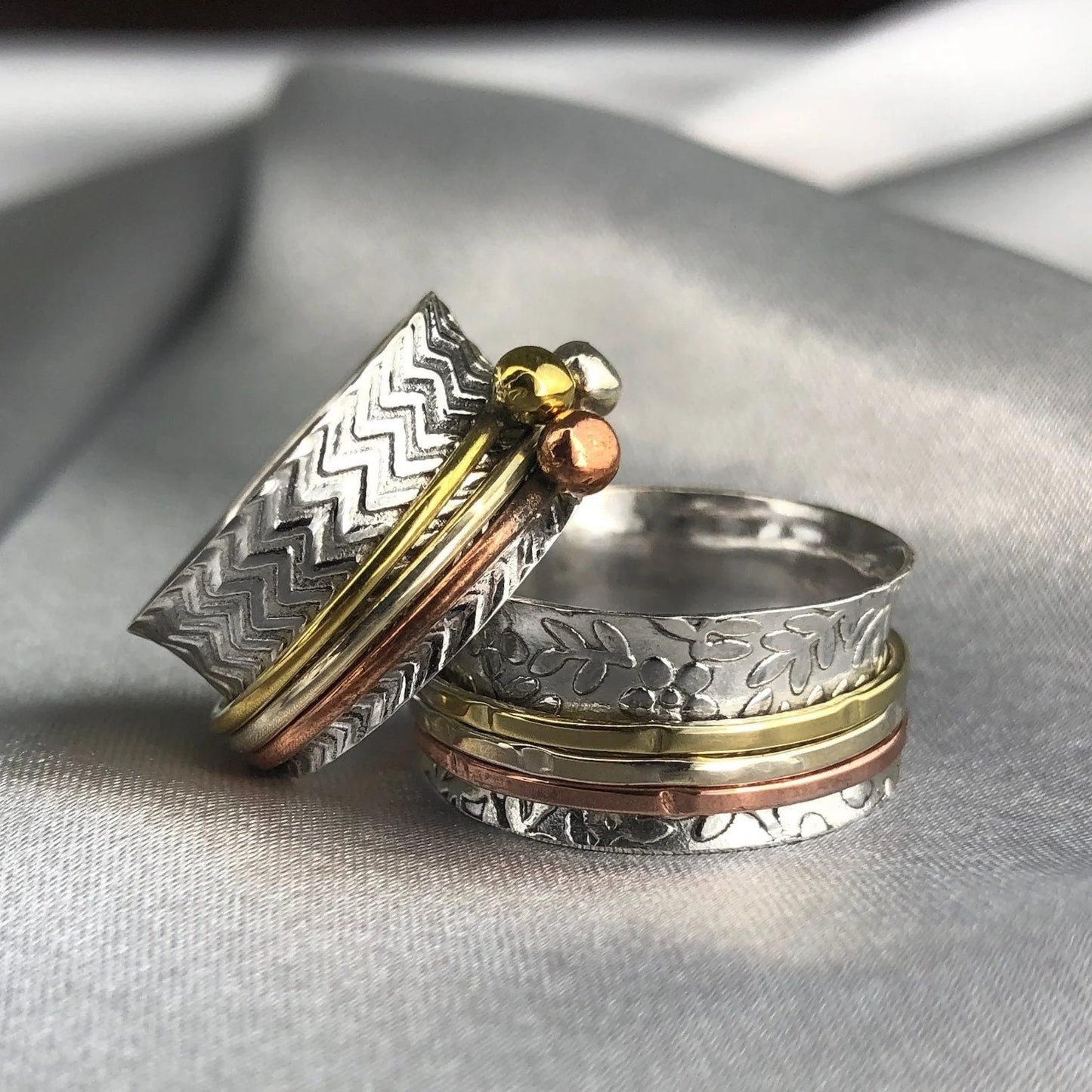 Meditationsring aus 925er Sterling Silber von MadamLili, filigrane Muster und Goldakzente auf Silberschmuckringe.