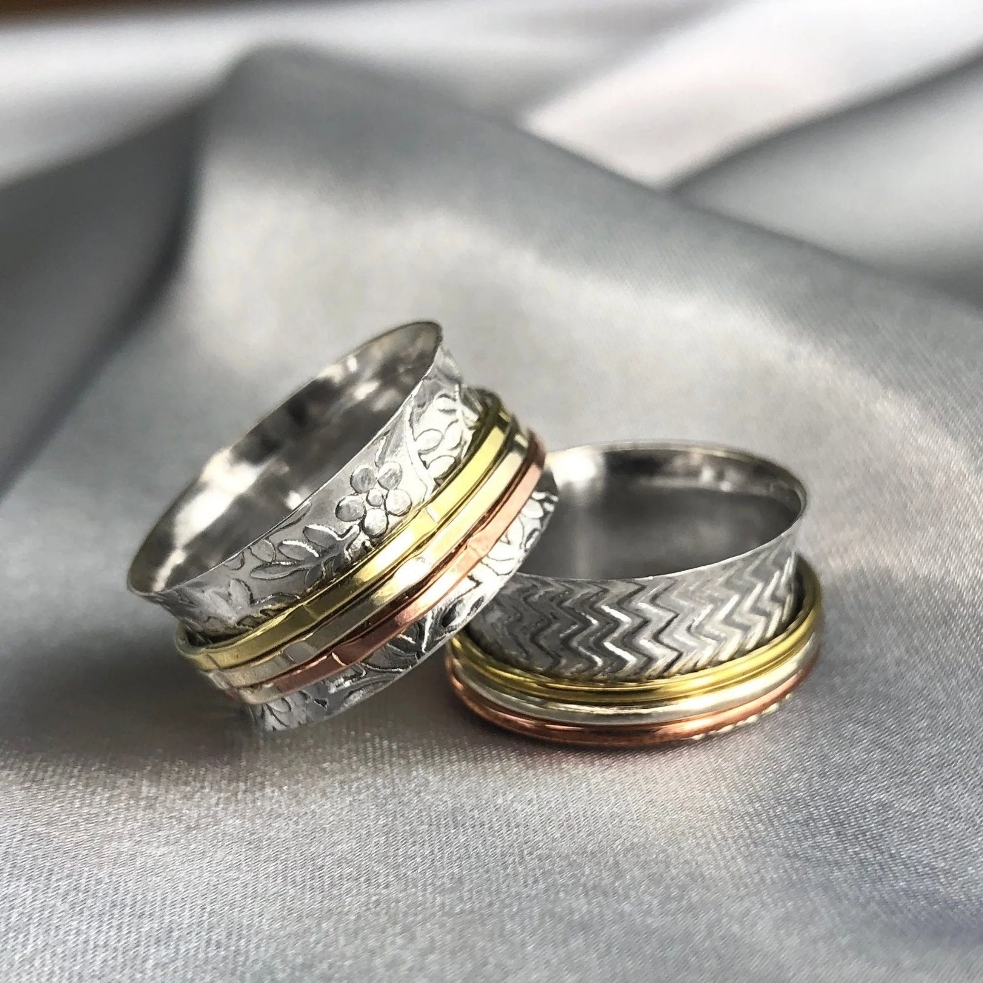 MadamLili Floraler Meditationsring aus 925 Silber – handgefertigter Ring mit floralem Muster in Silber und Goldtönen.
