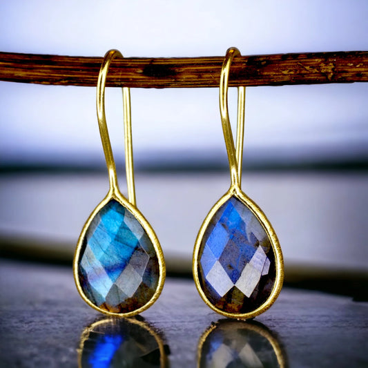 Vergoldete Silberohrringe mit Labradorit-Tropfen in Goldfassung; graublau schimmernde, facettierte Steine.