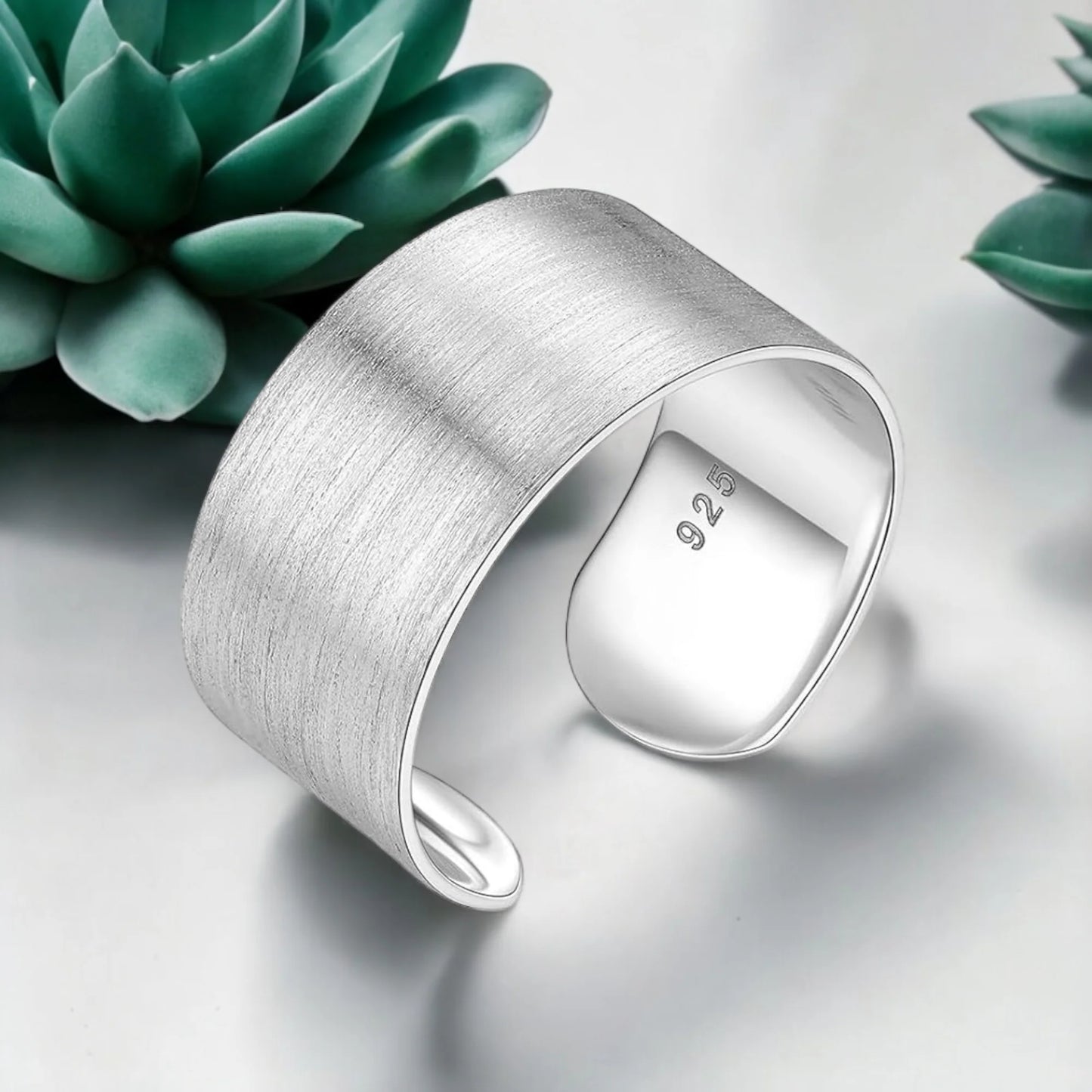Silberring im minimalistischen Design von MadamLili – breiter 925er Silber-Cuff mit gebürsteter Oberfläche
