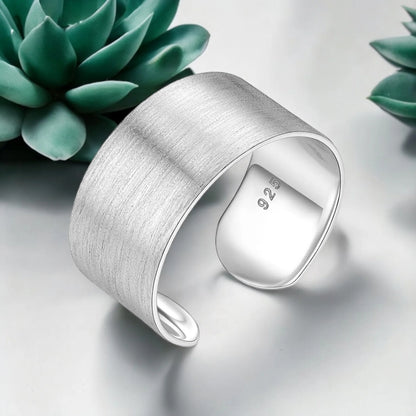 Silberring im minimalistischen Design von MadamLili – breiter 925er Silber-Cuff mit gebürsteter Oberfläche