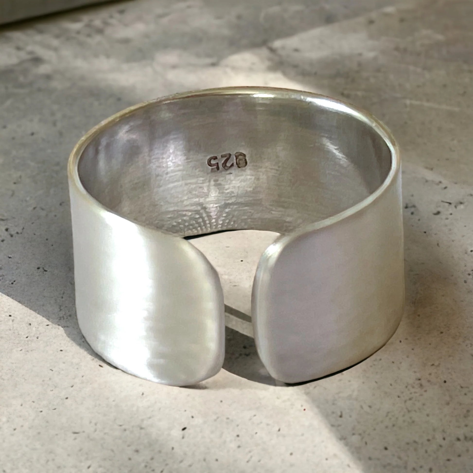 Silberring im minimalistischen Design – MadamLili, größenverstellbar, 925 Sterling Silber, handgefertigt in Deutschland.