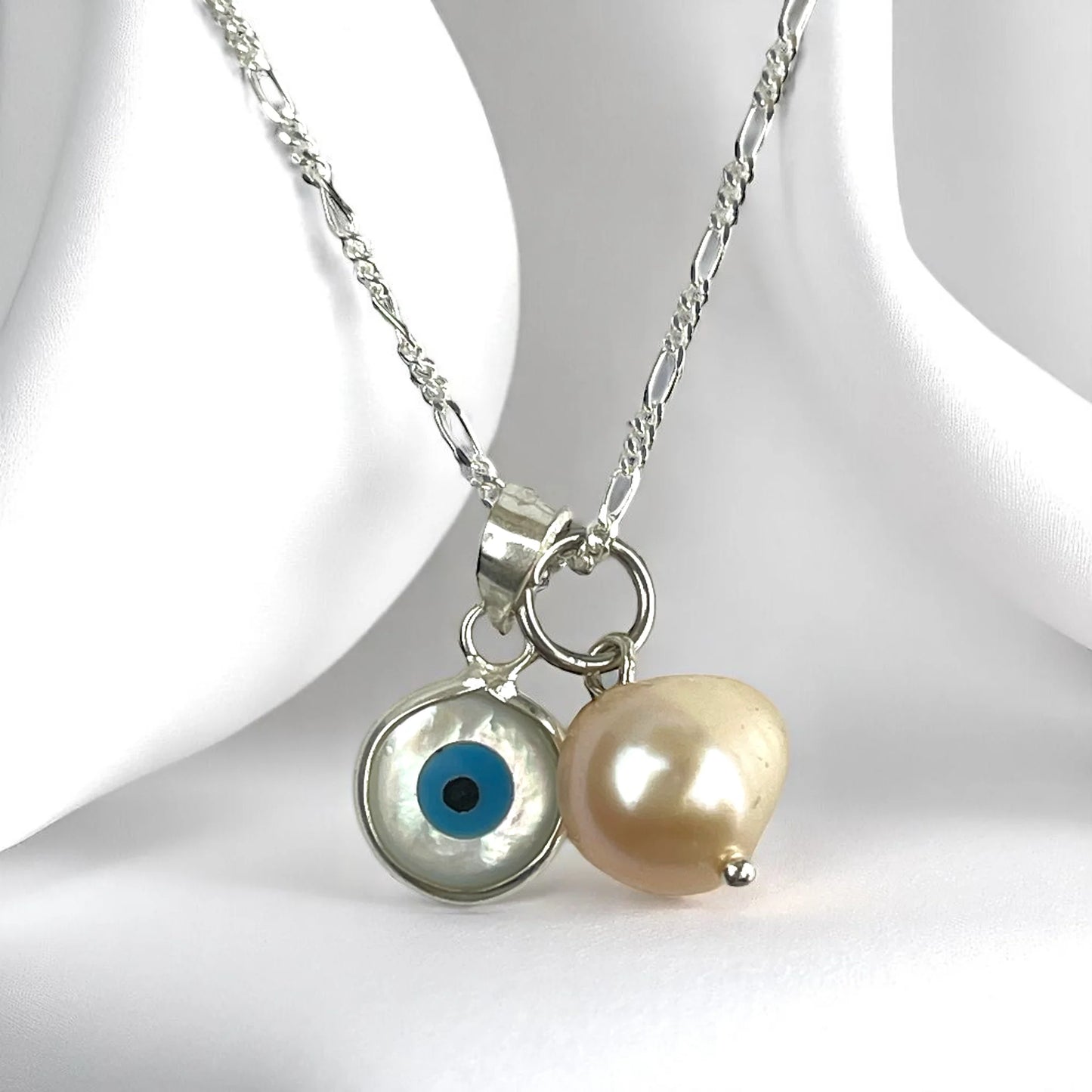 Silberkette mit Nazar Auge und Süßwasserperle-Anhänger von MadamLili – 925er Silberkette.
