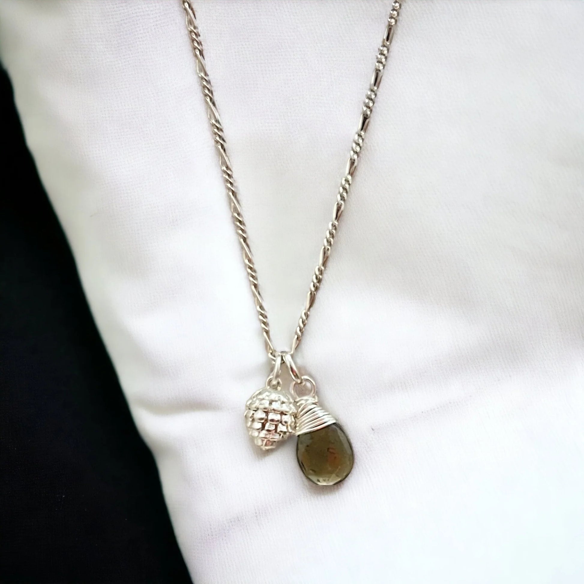 MadamLili Silberkette mit Moldavit Tropfen – 925 Sterling, Tannenzapfen-Anhänger, eleganter Schmuck.