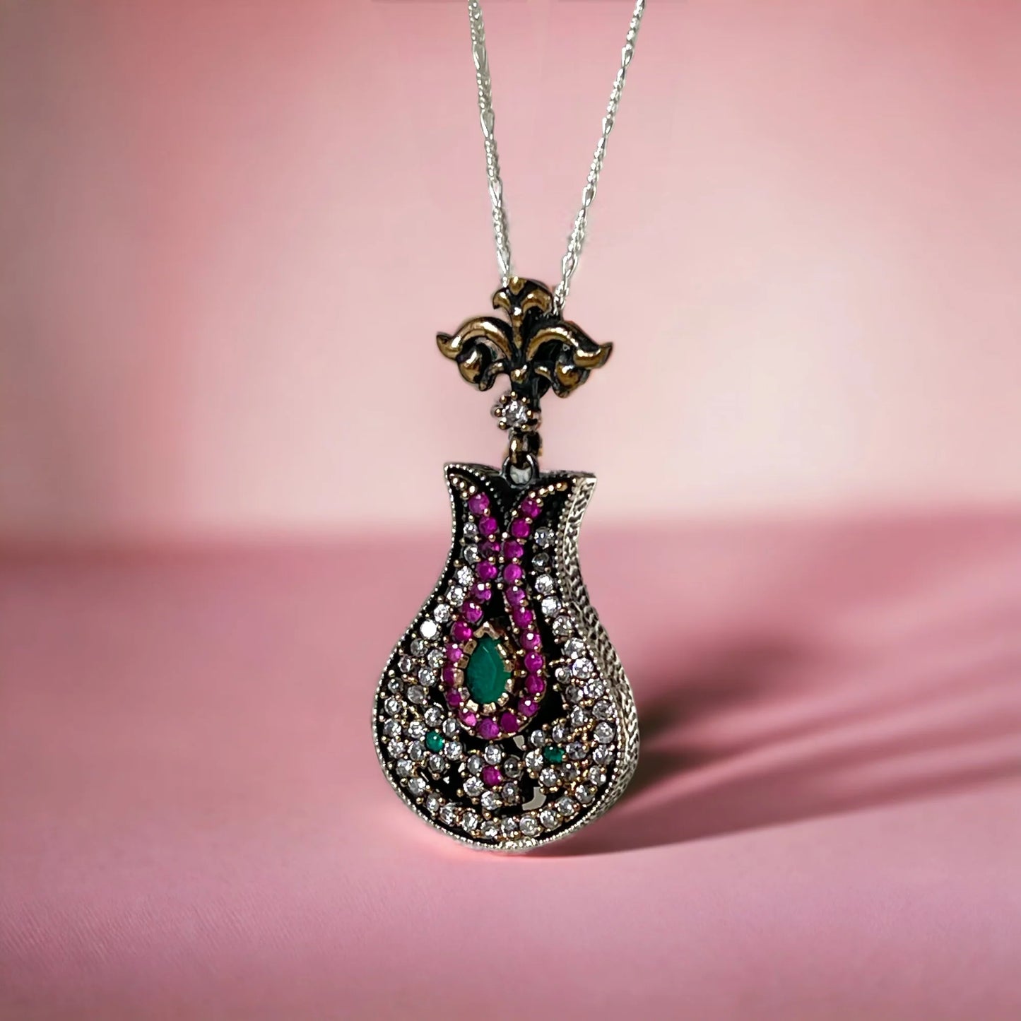 Silberkette mit Turmalin und Zirkonia-Anhänger von MadamLili – eleganter Tropfen-Pendant mit funkelnden Steinen.