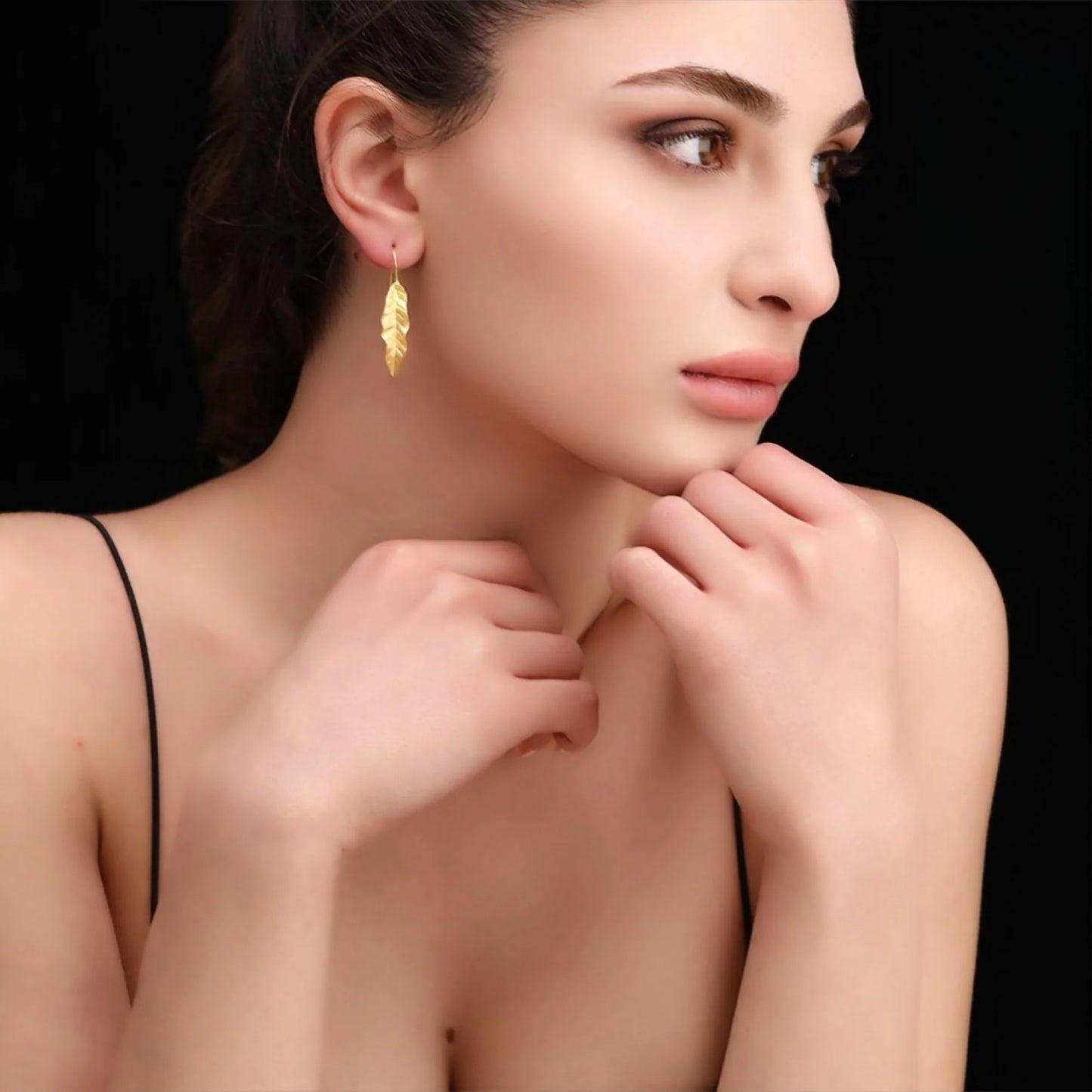 Vergoldete 925 Silber Blatt-Ohrringe im Blattdesign, Boho-Stil am Ohr getragen.