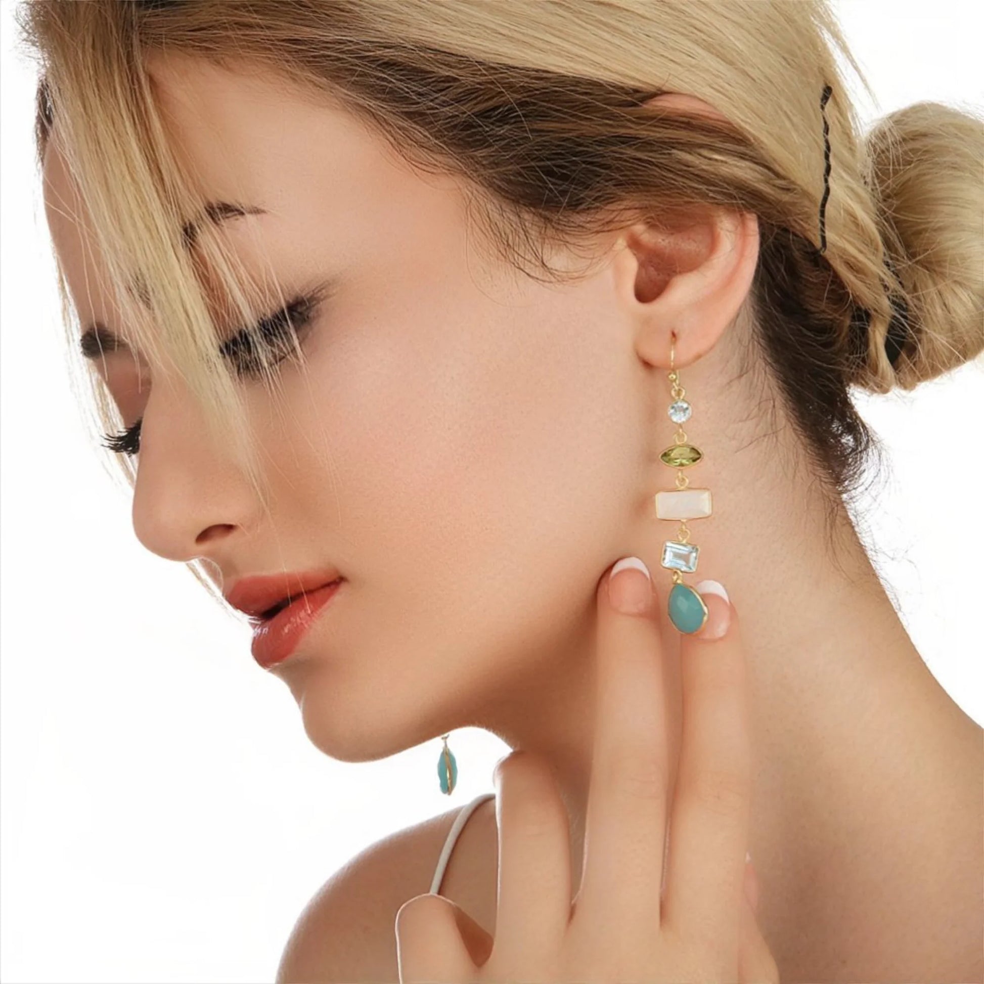 MadamLili Edelsteinohrringe Seraphina Mare aus 925er Silber – Hänger mit Aquamarin, Chalcedon, Peridot, Mondstein