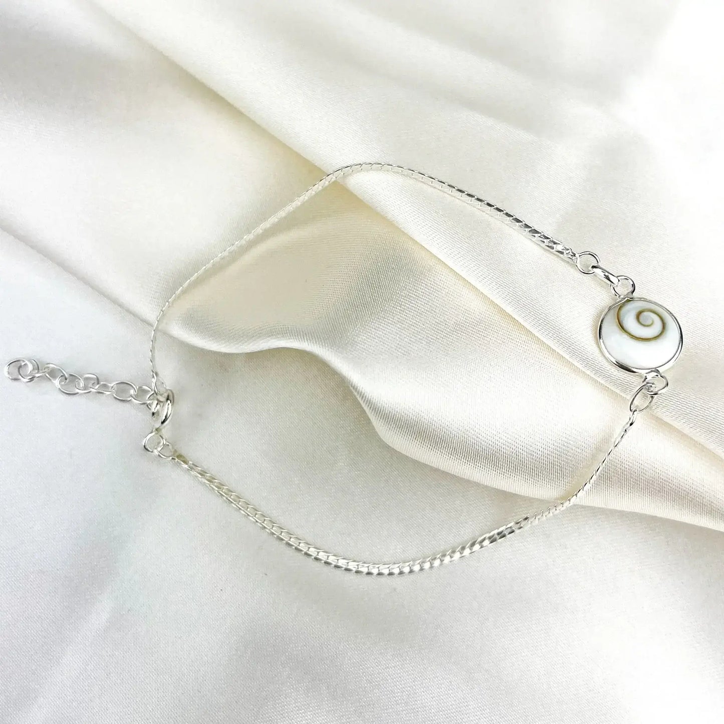 925 Sterling Silber Armband Shiva Auge mit feinem Gliederdesign und einem echten Operculum für eleganten, minimalistischen Schmuck.