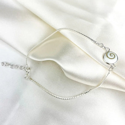 925 Sterling Silber Armband Shiva Auge mit feinem Gliederdesign und einem echten Operculum für eleganten, minimalistischen Schmuck.
