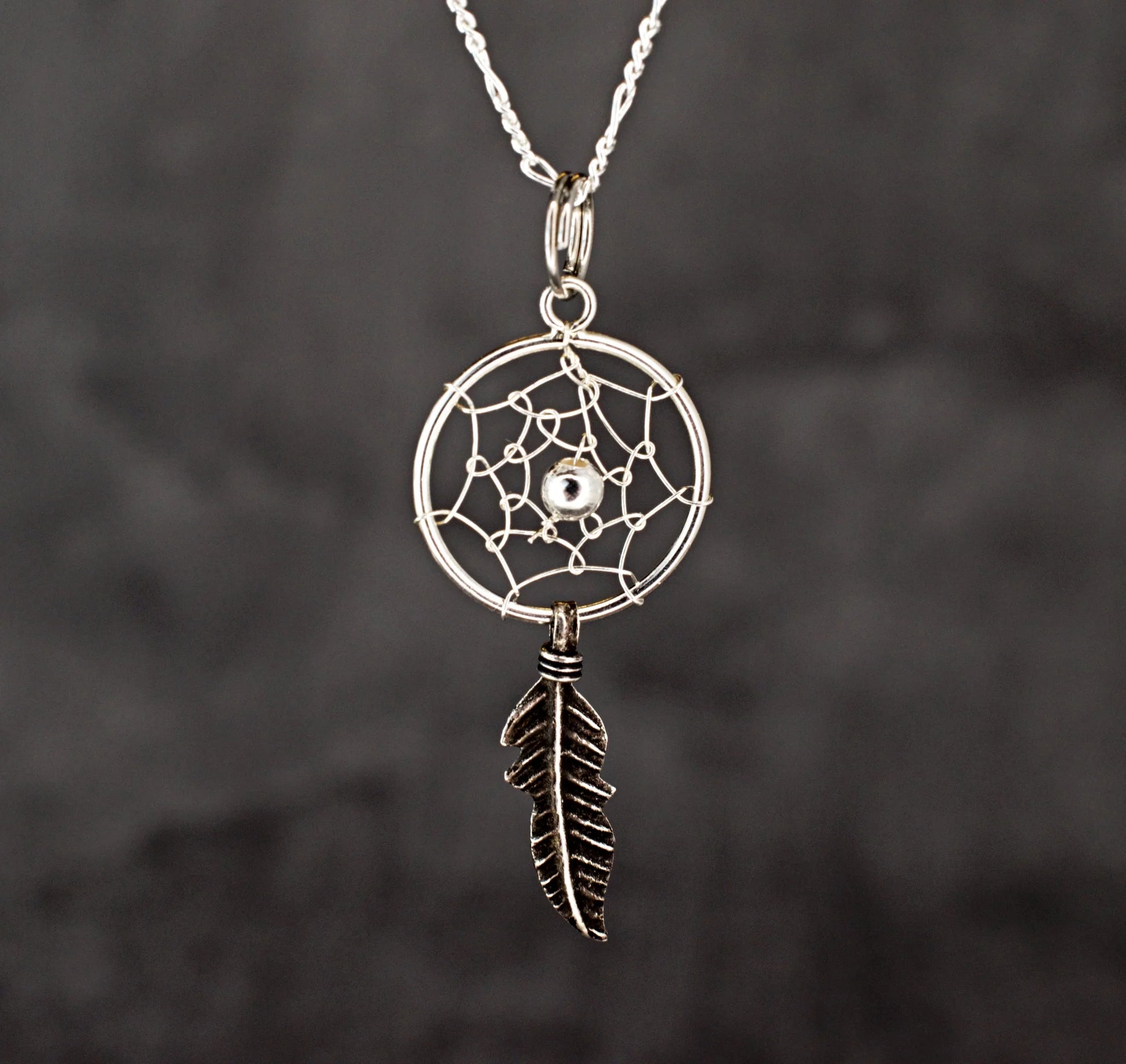 Silberkette mit Traumfänger-Anhänger von MadamLili – handgefertigter 925 Sterling Silber mit Federanhänger.